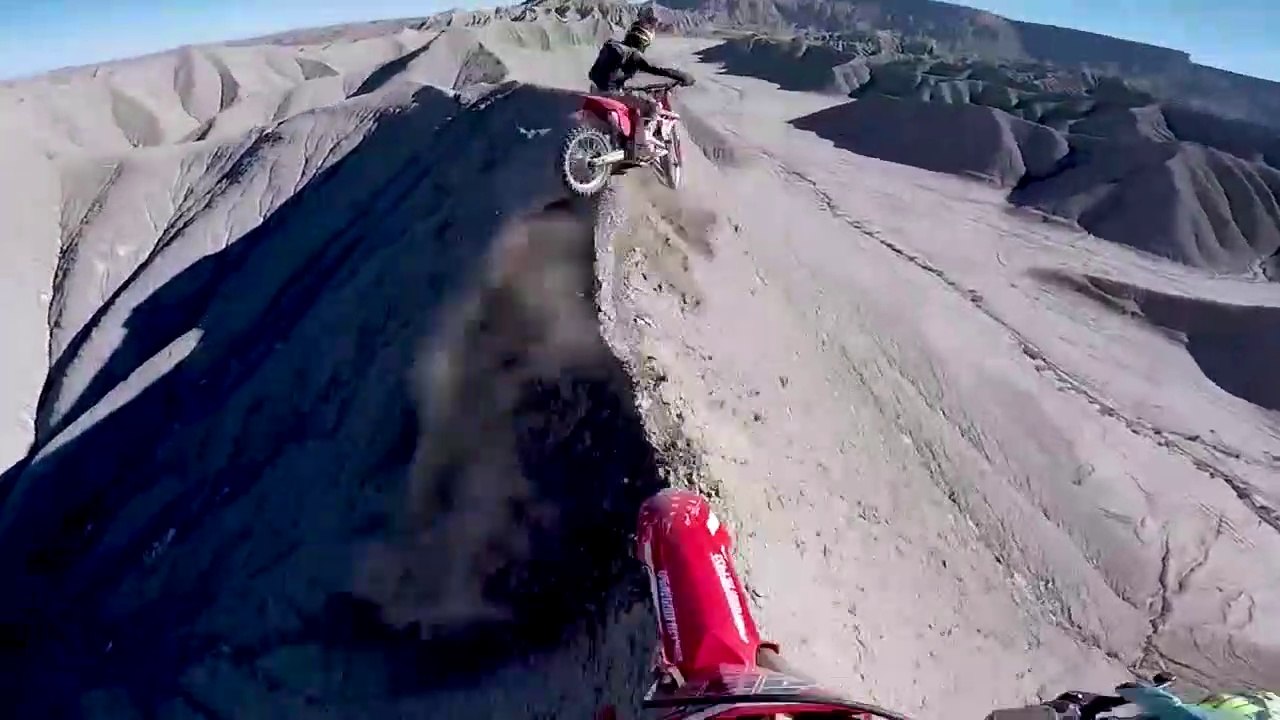 Ces 2 motards ont frolé le drame sur une crête de montagne... Chaud
