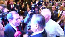Dursun Özbek, Mustafa Cengiz'i tebrik ederek salondan ayrıldı
