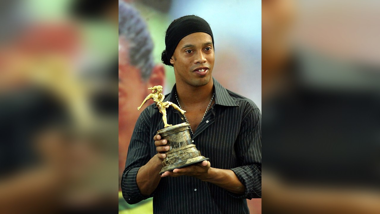 Ronaldinho con su magia, regates y goles le dice adiós al fútbol