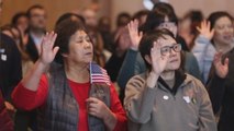Más de 200 inmigrantes juran como nuevos estadounidenses en Boston