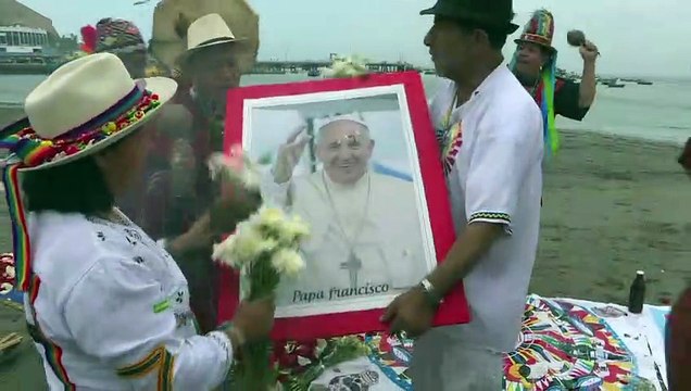 Pérou : des chamans réalisent un rituel avant l'arrivée du pape