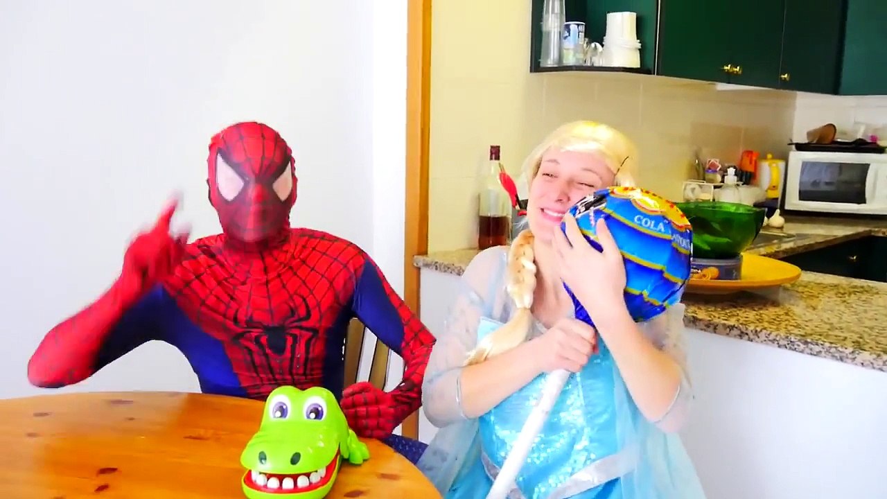 الرجل العنكبوت يصبح دمية و أميرة المجمدة مقابل ماليفيسنت ث / قوس قزح إلسا مقابل الشرطة و مهرج المزح