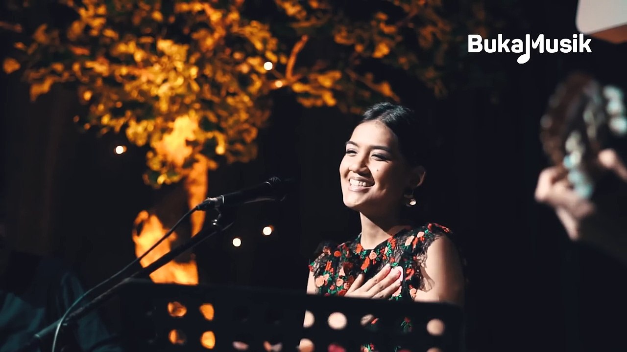 BukaMusik - Monita Tahalea Menyanyikan Pesan Cinta dari Penonton