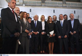 Η στιγμή της βράβευσης της Λένας Παρασκευά