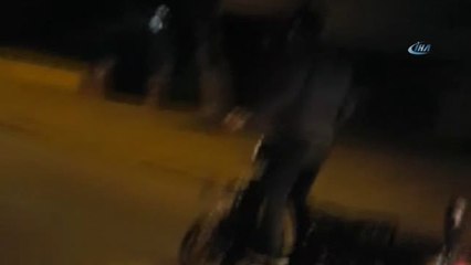 Motosiklet Üzerinde Akrobasi Yaptı...tehlikeli Şov Kamerada