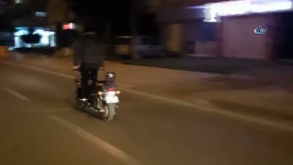 Motosiklet üzerinde akrobasi yaptı...Tehlikeli şov kamerada