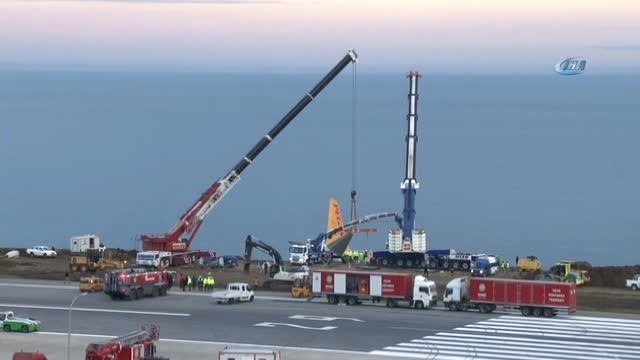 Pistten Çıkan Uçağı Kurtarma Çalışmaları Devam Ediyor