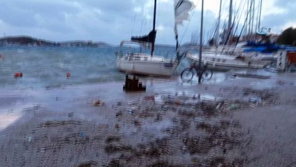 Foça'da şiddetli lodos hayatı olumsuz etkiledi