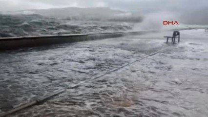 İzmir-Fırtınada Deniz Taştı