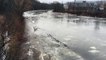 Cette rivière gelée se brise dans un mini chute !