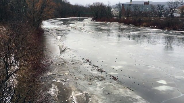 Cette rivière gelée se brise dans un mini chute !