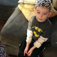 Il neige dans le salon ? Carnage par des enfants avec un emballage en Polystyrène