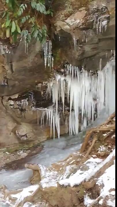Cette cascade est entièrement gelée à cause de l'hiver !