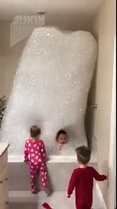 Trop de mousse dans le bain : ces enfants jouent dans une tour de bulles haute jusqu'au plafond !