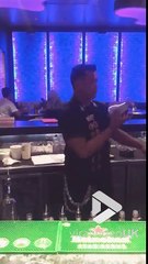 Ce barman suspend une bouteille dans les airs pour faire son cocktail !