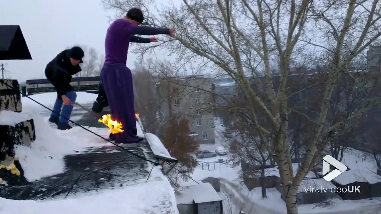 Saut du 5ème étage dans la neige le pantalon enflammé !! Bienvenue en Russie...
