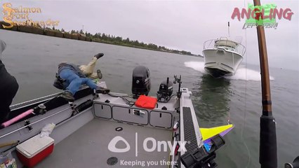 Quand un gros bateau te fonce dessus... tu sautes à l'eau !! Pauvres pêcheurs..