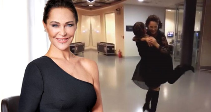 Gupse Özay Programına Konuk Olduğu Hülya Avşar'ı Kucağına Aldı