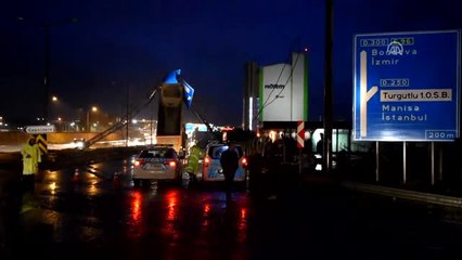 Damperi Açılan Tır, Trafik Levhalarını Devirdi