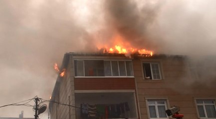 İstanbul'da 3 Katlı Binanın Çatısında Korkutan Yangın