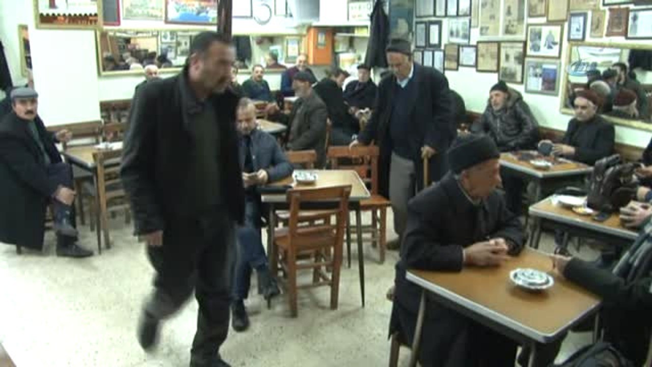 Yaşlılar 75 Yıldır Bu Kahvede Çay İçiyor