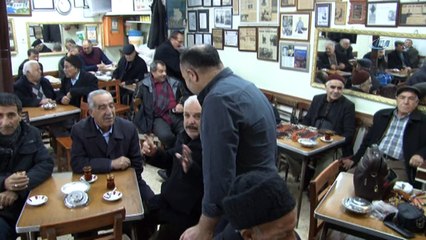 Yaşlılar 75 yıldır bu kahvede çay içiyor