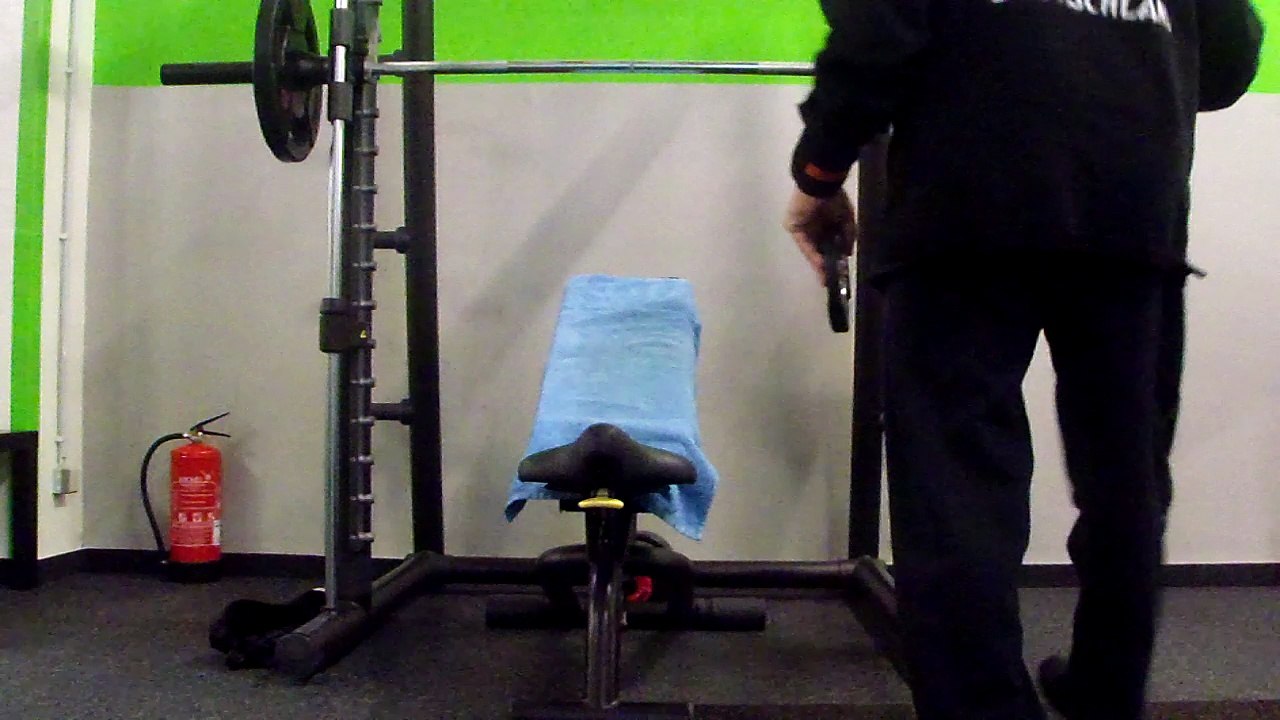 Schrägbankdrücken in der Multipresse mit positiven Start