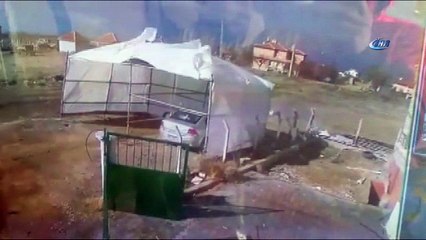 Şiddetli rüzgar çadırı böyle devirdi