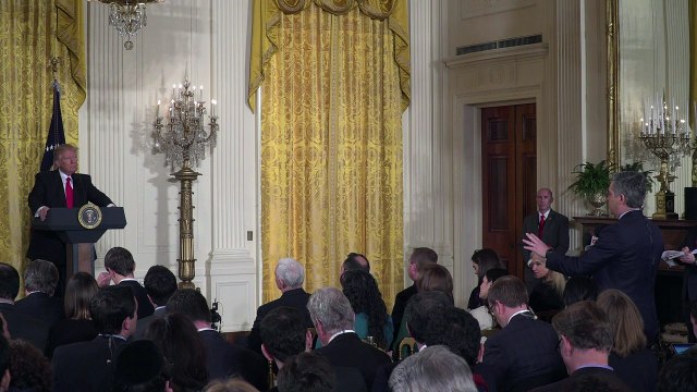 Trump revela ganadores de polémicos premios a noticias falsas