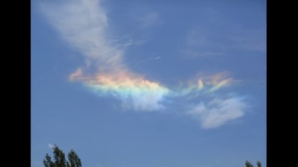 Magnifique nuage iridescent dans le ciel Normand