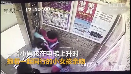 Çinli çocukların asansörde yiyişmeleri