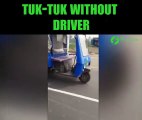 Un tuc-tuc fantome avance sans chauffeur en Inde