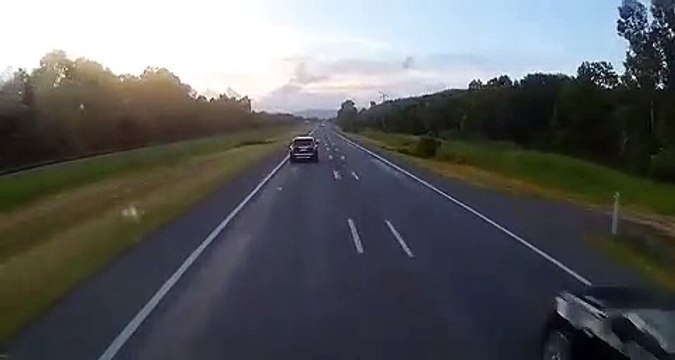 Ces 2 ados qui viennent de voler une voiture vont perdre le controle du véhicule à grande vitesse
