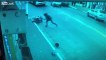 2 jeunes en scooter se prennent une gamelle énorme en essayant d’échapper à la police