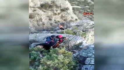 Amasya Kayalıkta Mahsur Kalan Keçi 3 Saatlik Operasyonla Kurtarıldı