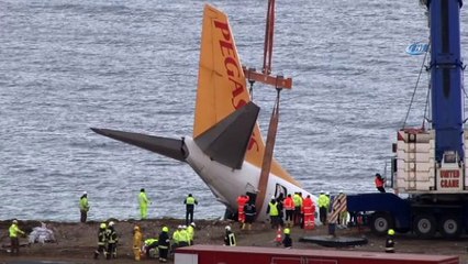 Pistten çıkan uçak santim santim havaya kaldırıldı