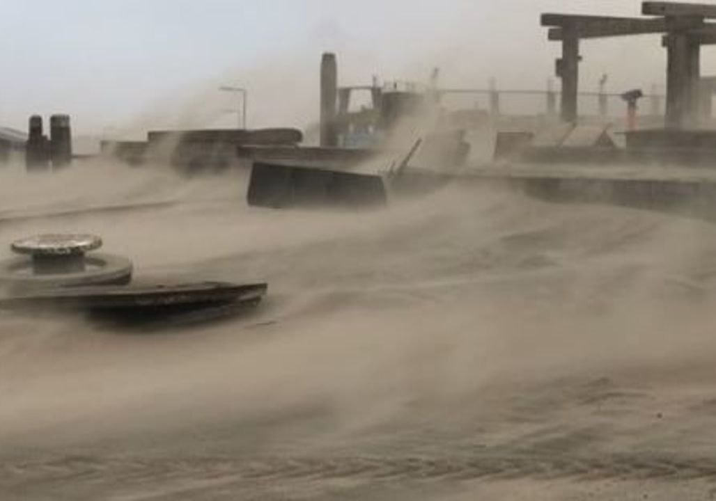 High Winds Create Dust Storm on Dutch Beach