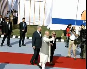 मोदी बने सारथी, अपने दोस्त बेंजामिन नेतान्याहू और उनकी पत्नी के लिए. सचमुच अदभुत नजारा.