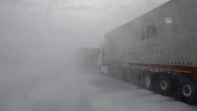 Tendürek Geçidi'nde Ulaşıma Kar ve Tipi Engeli