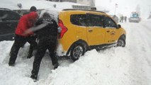 Uludağ'da kar fırtınası...Şiddetli yağan kar nedeniyle araçlar mahsur kaldı