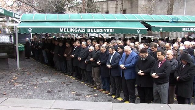Babasının boğazını keserek öldüren şahıs adliyeye çıkarıldı