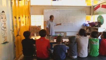 Escuelas improvisadas, la solución a la educación en un poblado de contenedores en Bangkok