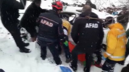 Otomobil şarampole yuvarlandı... Kar altında yaralı kurtarma çalışması