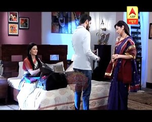 Piya Albela_Naren eats laddoo from Supriya's hands