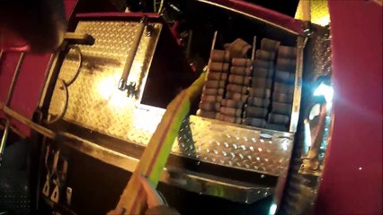 Un pompier rattrape un enfant pendant un incendie (Etat de G