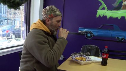 Descargar video: Restaurant Provides Free Food, Shelter to the Homeless Amid Bitter Cold Temperatures