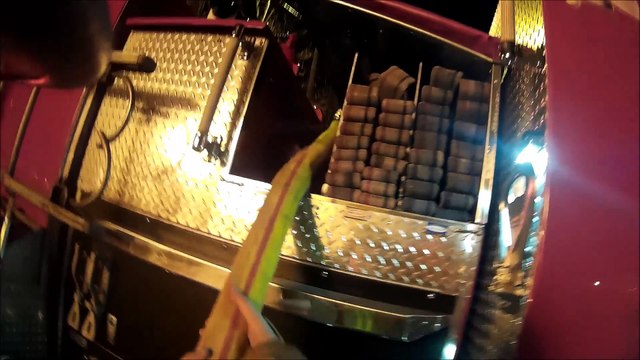 Un pompier rattrape une petite fille