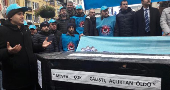 Metal İşçilerinden Yağmur Altında Tabutlu Eylem