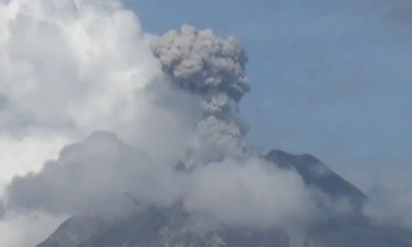 Erupsi Gunung Sinabung Semburkan Abu Vulkanik 3,5 Km