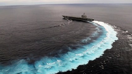 Un porte-avions change de direction rapidement à plus de 50 km/h